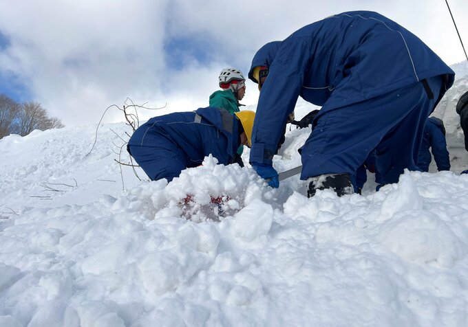 作業員を雪崩の被害から守れ　電力会社が雪崩災害トレーナーの育成に向けスキー場で訓練　岩手・雫石町|TBS NEWS DIG