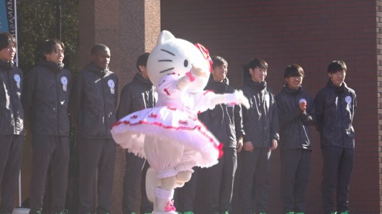 ハローキティが選手を激励 箱根駅伝出場の山梨学院陸上競技部へお守り