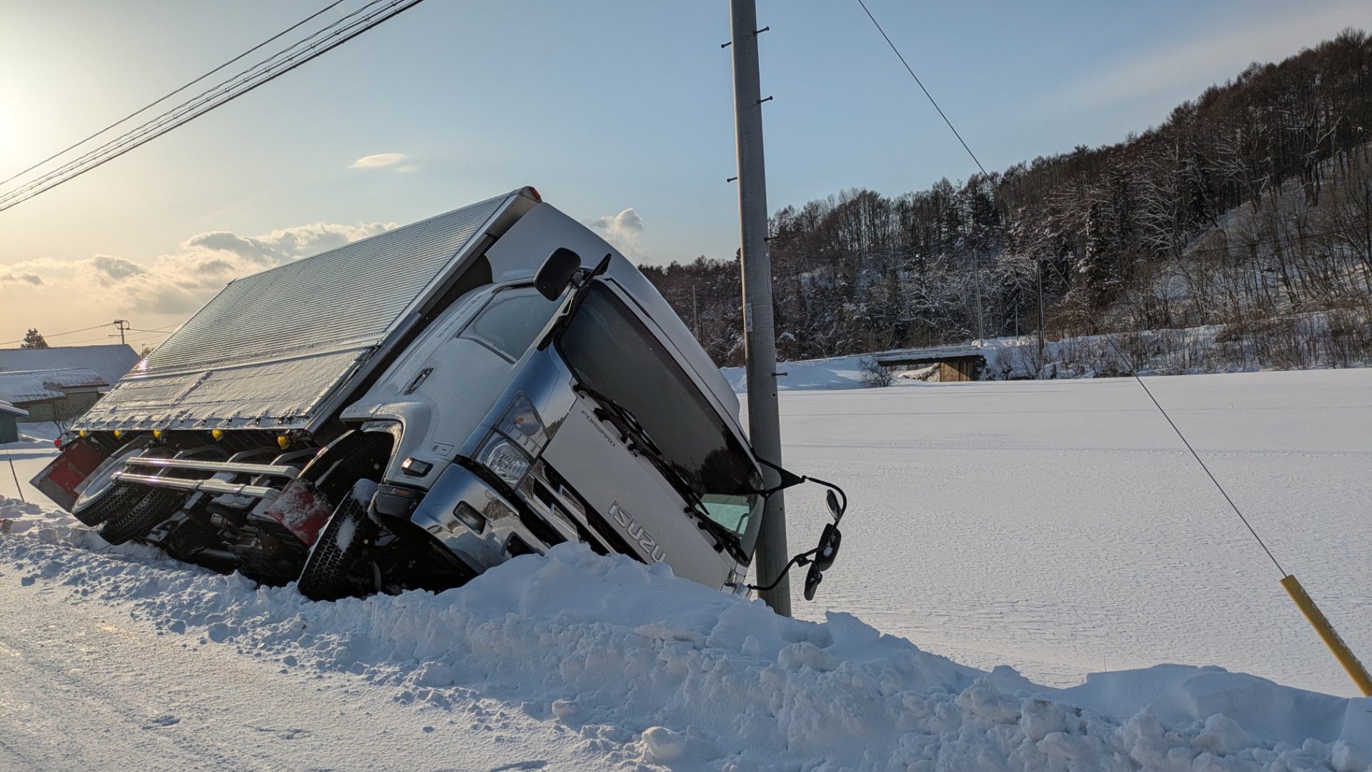 国道で数十台の車両が立往生 スタックや事故が相次ぐ 岩手・八幡平市
