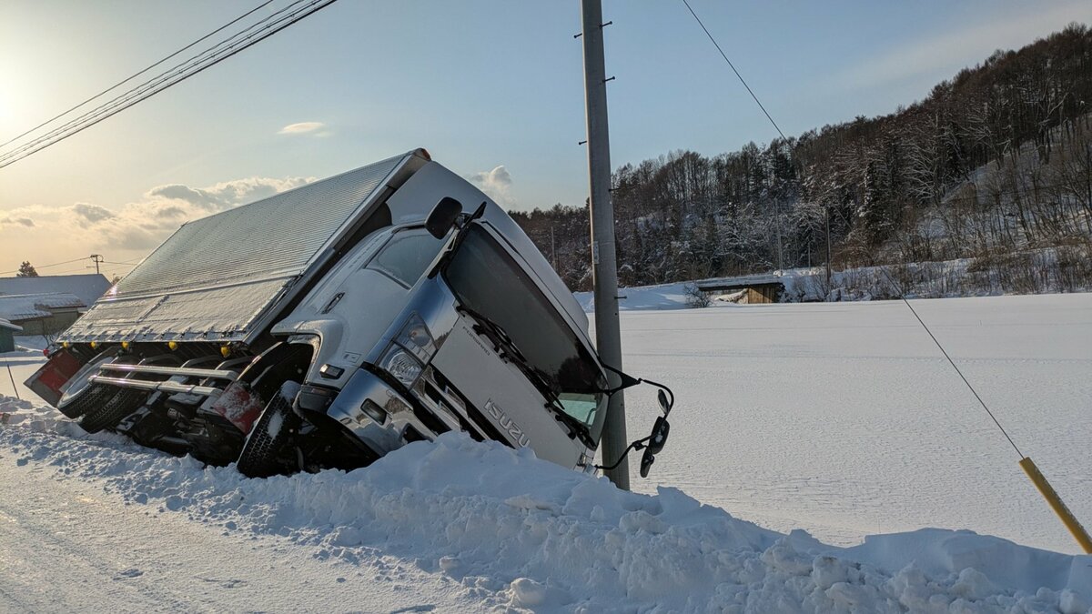 国道で数十台の車両が立往生 スタックや事故が相次ぐ 岩手・八幡平市