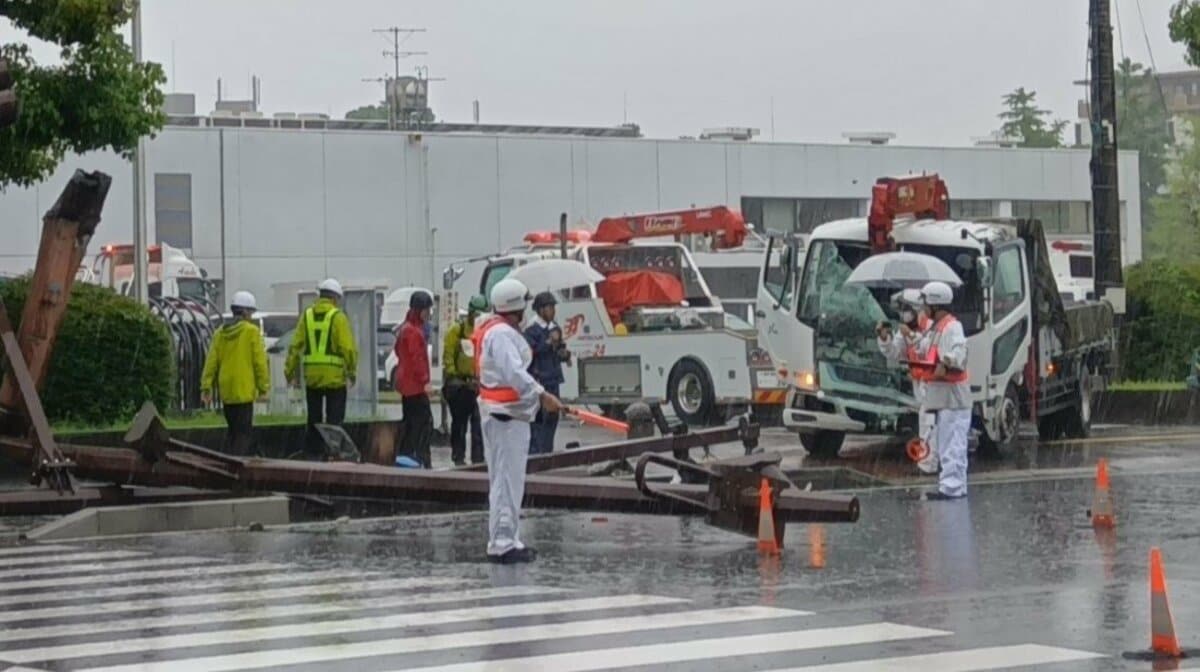 熊本市東区月出の『国体道路』で大型トラックが信号柱に衝突 2本