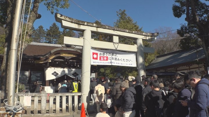 「家族安全で幸せに」元日の初詣客でにぎわう　山梨・武田神社　