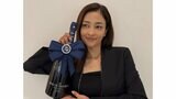 【 黒木メイサ 】 37歳の誕生日にシャンパンのお祝い 「リボンモチーフのボトルがバースデーセレブレーションにぴったり 大切な友人への特別なバースデーギフトに私も送ってみよ」|TBS NEWS DIG