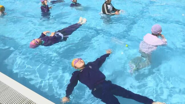 小学校で着衣泳教室 服を着たまま浮いて待つ…溺れた際の対処方法を学ぶ|TBS NEWS DIG