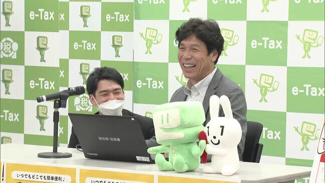 ソフトバンク元監督の秋山幸二さん 従業員30人の会社社長の想定で源泉所得税のキャッシュレス納付を体験|TBS NEWS DIG