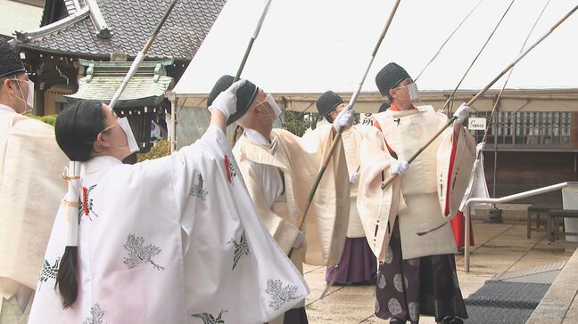 長さ5mの笹で汚れを払う「すす払い」 200キロの大しめ縄も登場し迎春準備整う　大分県護国神社|TBS NEWS DIG