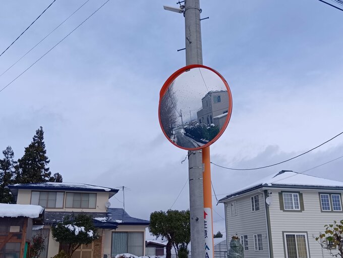 【現場】カーブミラーに映る3頭のクマ...登校中の小学生が発見　県内ではクマの出没が未だ相次ぐ（山形）　|　山形のニュース│TUYテレビユー山形