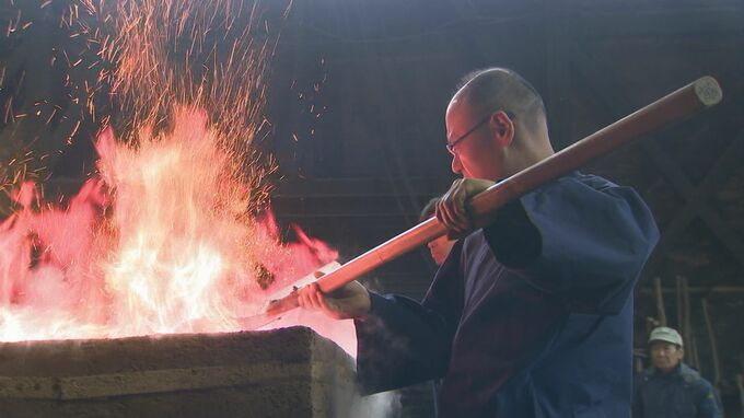 三日三晩かけて鉧（けら）と呼ばれる鉄の塊を作り、日本刀の原料・玉鋼を取り出す…日本古来の製鉄法　日刀保たたら火入れ式|TBS NEWS DIG