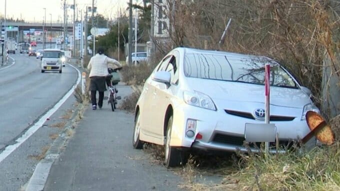 「車が道路をはずれて歩道に突っ込んだ」国道45号の歩道に車が乗り上げ設置物に衝突　運転していた男性がけが　青森県八戸市|TBS NEWS DIG