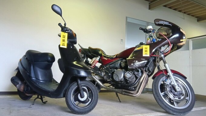 2台の「二人乗りバイク」パトカーも信号も無視　蛇行運転の男子高校生2人を逮捕　直前、交番に花火が投げ込まれる|TBS NEWS DIG