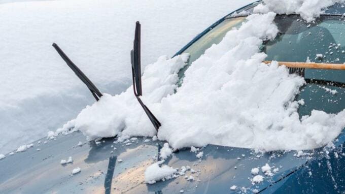 雪の日は「ワイパー立てる」が正解？フロントガラスが凍った時の‟絶対ＮＧ行動‟とは？【今からできる雪対策】|TBS NEWS DIG