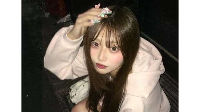 【辻希美・長女】希空　「何枚目が好き？」　夜の街角で　オフショット公開　ピンクパーカー × 白ブーツの春コーデ披露|TBS NEWS DIG