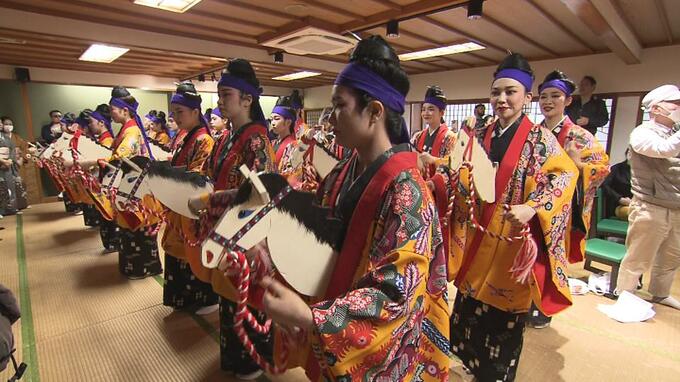 かつて遊女たちの幸せを願った「じゅり馬すねー」　90人が参加し華やかな舞を披露|TBS NEWS DIG