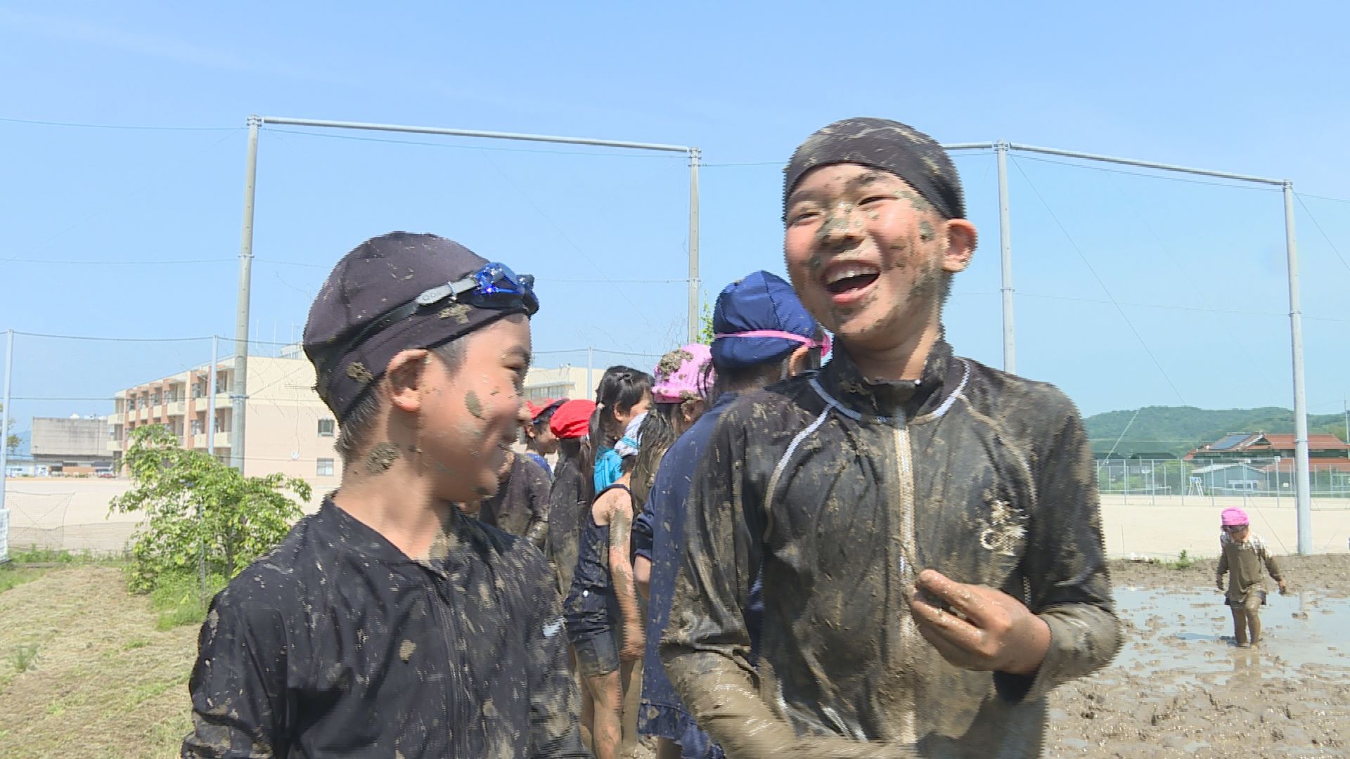 どろどろで楽しかった！」小学生が田んぼのなかでどろんこ遊び 山口県