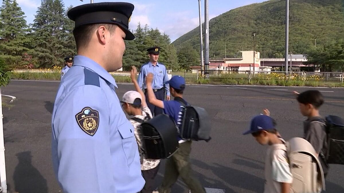 岡山県警察学校の初任科生が小学生の登校を見守り「気を引きしめて取り組んでいきたい」