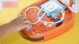 幼児向け雑誌の付録に「AEDのおもちゃ」 形も音声も本物そっくり 売り切れになる書店も | 福岡のニュース|RKB NEWS|RKB毎日放送