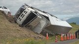 事故相次ぐ 69歳運転の大型トラック横転 横断中の79歳女性はねられる事故も 山梨|TBS NEWS DIG