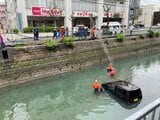 「車が川に落ちた」柵を突き破り軽乗用車が川に転落 81歳男性を救助 | 沖縄のニュース|RBC 琉球放送