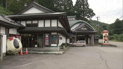 頭部落下の「巨大こけし」修復工事始まる 頭はトラックにのせられ仙台