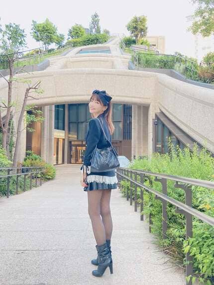 平子理沙】抜群のスタイルを披露 念願のCHANELバックを手に入れ