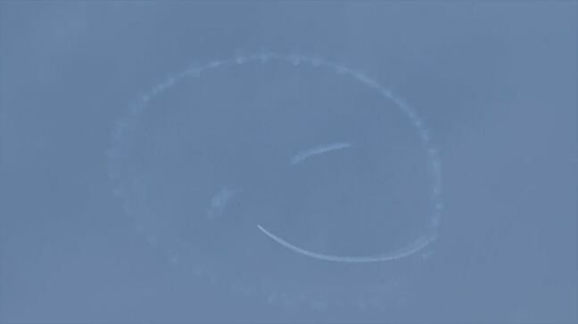 「ニコちゃんマーク」が大空に　直径は1㎞ほど　エアレースパイロットが描く　山梨|TBS NEWS DIG