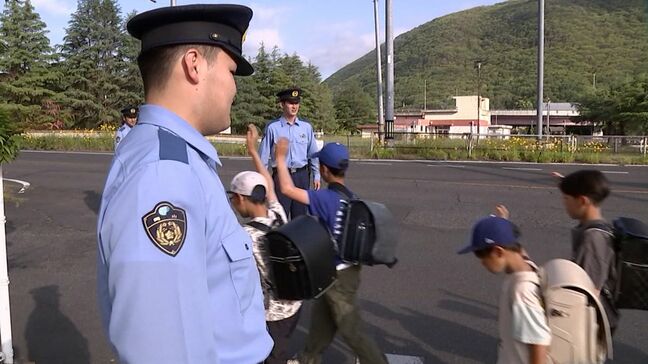 岡山県警察学校の初任科生が小学生の登校を見守り「気を引きしめて取り組んでいきたい」|TBS NEWS DIG