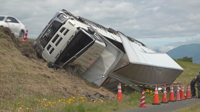 事故相次ぐ 69歳運転の大型トラック横転 横断中の79歳女性はねられる事故も 山梨|TBS NEWS DIG