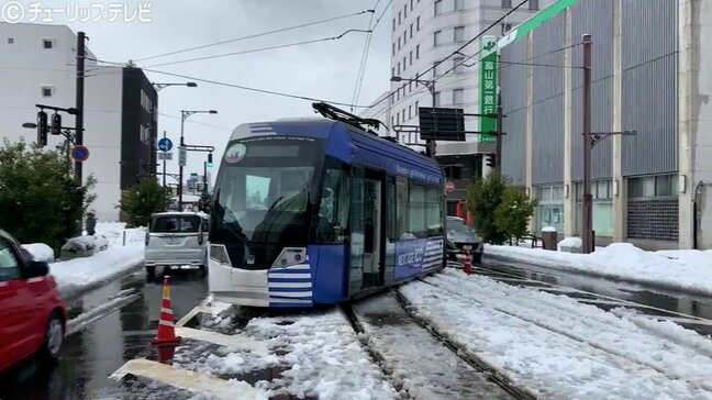 路面電車「万葉線」脱線“車両は車庫に格納完了”高岡駅～米島口はバス代行輸送続く 【25日午前10時半現在】|TBS NEWS DIG