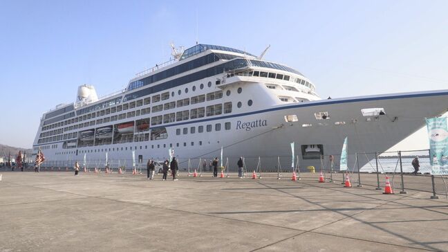 宮古市に2026年初めてのクルーズ船「レガッタ」入港　市民が大漁旗で歓迎　外国人客は浄土ヶ浜や龍泉洞を観光　岩手|TBS NEWS DIG