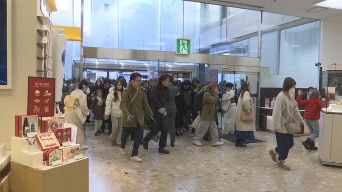 1人で8個購入する人も　今年の福袋は計5800個を用意　老舗デパート初売りにどっと人　盛岡市|TBS NEWS DIG