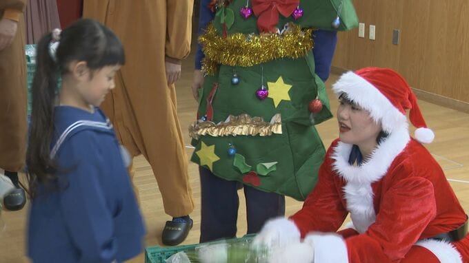 サンタさんがごみ収集 園児へのプレゼントは生ごみリサイクルを通して作った「ホウレンソウ」|TBS NEWS DIG