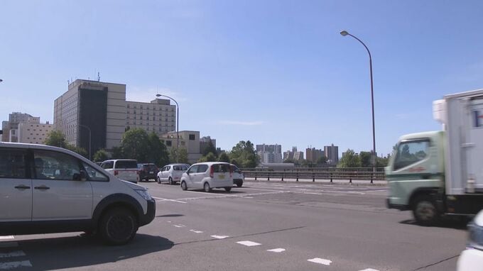 刃物を持った男が目撃された豊平橋付近の交差点