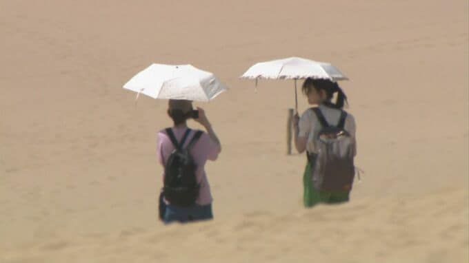 灼熱の鳥取砂丘…「暑い」「やけど寸前」　砂の表面温度は“60度以上”　熱中症を防ぐため…“ドローン”によるパトロール早くも開始　砂丘レンジャーも増員|TBS NEWS DIG