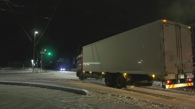 吹雪の中、大型トラックが交差点で動けなくなり…後続約10台が渋滞　ブレーキがかかったまま寒さで固着したか　|　BSSニュース | BSS山陰放送
