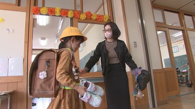 教職員が児童の名前を確認しながら保護者に引き渡し　学校近くにクマが現れた時、児童を安全に帰路につかせる訓練行われる　盛岡市|TBS NEWS DIG