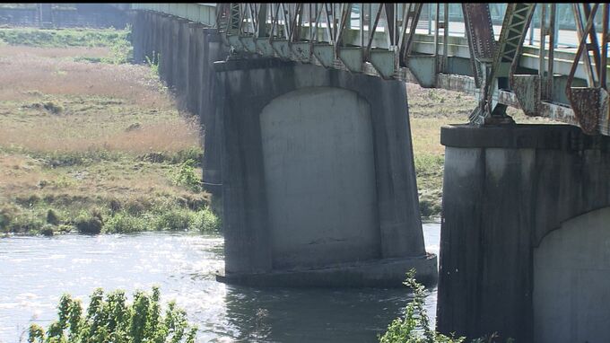 大雨のあと橋脚が傾き通行止めになった高梁川の川辺橋　あす（6月1日）夜に一部の撤去作業を開始へ【岡山】|TBS NEWS DIG