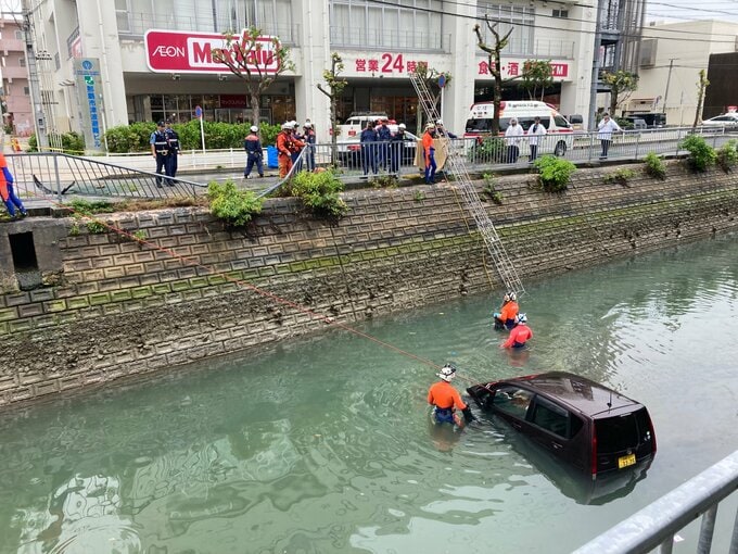 「車が川に落ちた」柵を突き破り軽乗用車が川に転落　81歳男性を救助　|　沖縄のニュース｜RBC 琉球放送