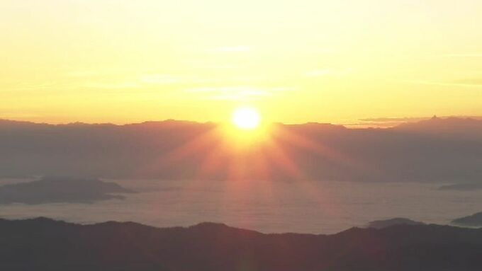 見事なご来光に登山客は「バンザーイ！」 日本三名山「白山」で明るい朝日が顔を出す 　|　石川県のニュース｜MRO北陸放送