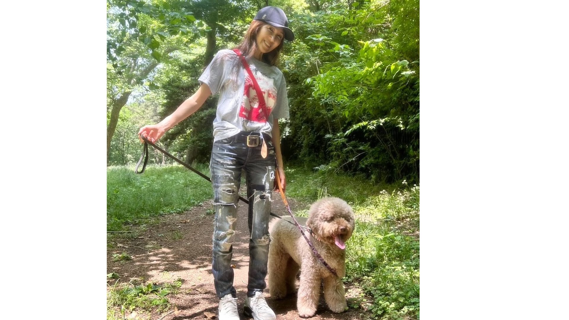 工藤静香 】 愛犬との散歩ショットを公開 「ルンたんと 赤ちゃんヘビ