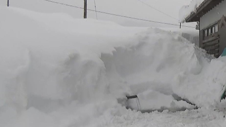 家族「気をつけていたが…」 屋根からの落雪に巻き込まれたか…1人暮らし