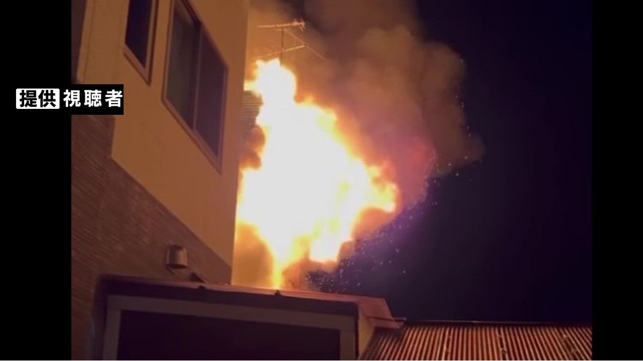 火柱上がる 未明に住宅1棟と隣接する建物を焼く火事で住宅街が騒然