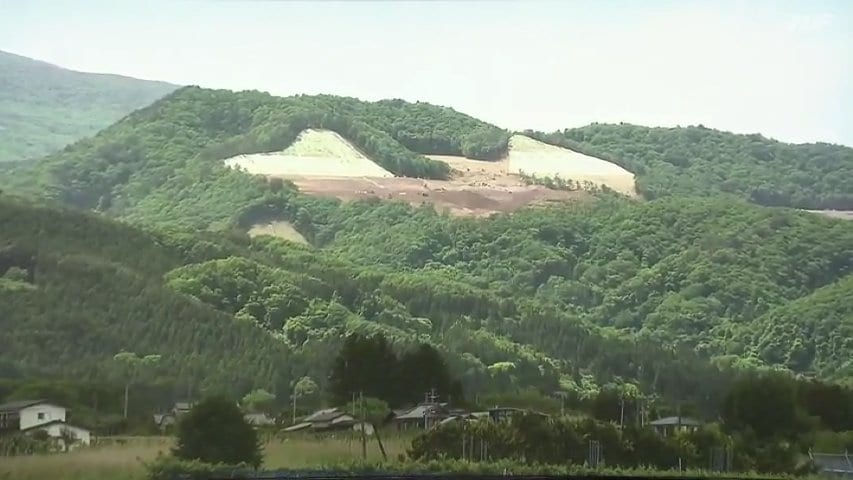 吾妻連峰に“はげ山”が…市は「ノーモアメガソーラー」原発に頼らない