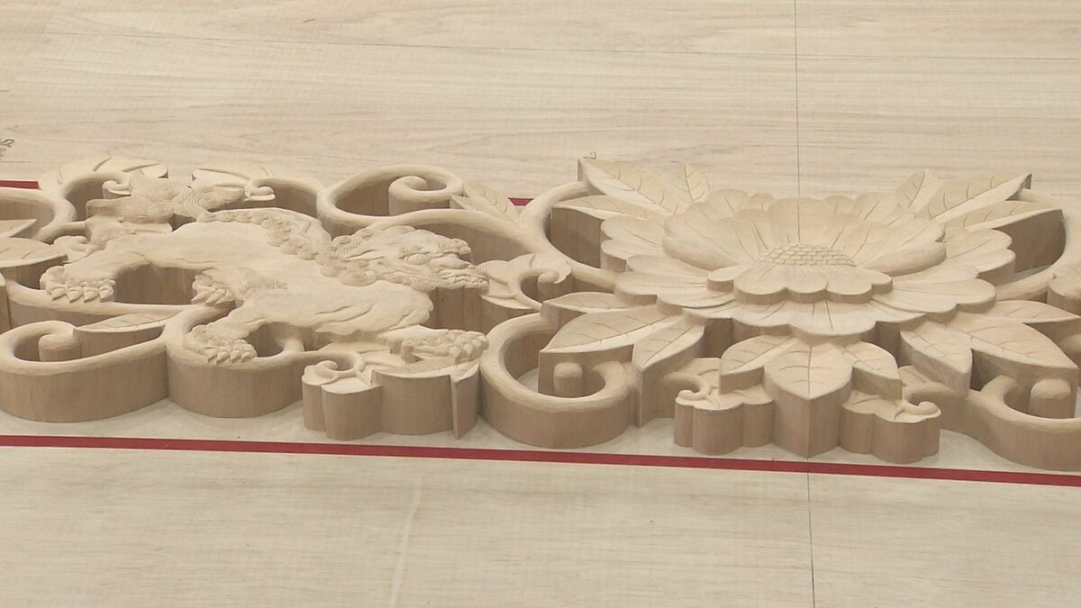 首里城正殿の再建工事 木彫刻物「唐破風 妻飾」を搬入 | 沖縄の