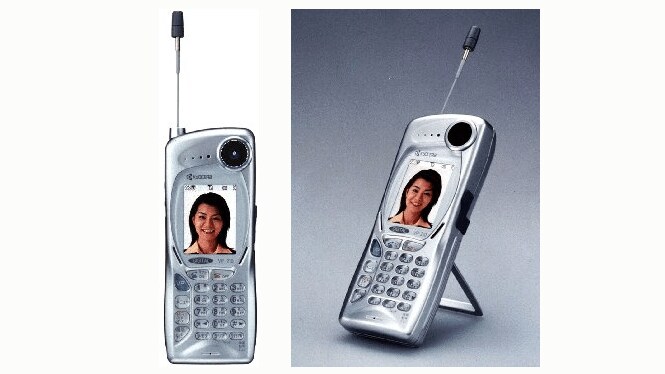 世界初「カメラ付き携帯」は日本企業が開発、「写メ」で爆発的ヒットし