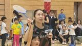 【バドミントン】リオ五輪女子ダブルス金“タカマツペア”が札幌でバド教室　ラケットの握り方からシャトルの打ち方など基本動作を笑顔で指導　|　北海道のニュース｜HBC北海道放送