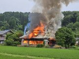 炎を上げて燃える山あいの一軒家 誰も住んでいない空き家が全焼か 富山・氷見市 | 富山のニュース|天気・防災|チューリップテレビ