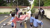 園児と知事が「こいのぼり」掲揚～“泳がない”こいのぼりに“フー”と息　佐賀　|　福岡のニュース｜RKB NEWS｜RKB毎日放送