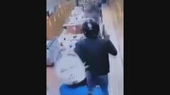 拳銃を持った強盗犯が日本食店内に…フィリピン・マニラでまた強盗事件　邦人被害は16件目、負傷者も | TBS CROSS DIG with Bloomberg