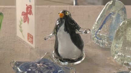 廃棄ガラスを再利用して小物作り 夏をモチーフにペンギンやヒトデなど