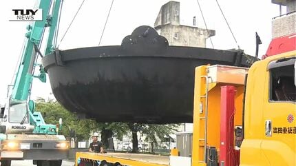 6.5メートルの大鍋をクレーンで豪快に移動！日本一の芋煮会